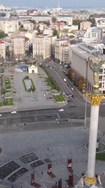 Függőleges videó Kijev, Ukrajna Függetlenség tere, Maidan. Légi felvétel — Stock videók