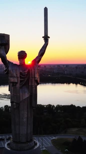 Пам'ятник Батьківщині в Києві, Україна. Вертикальне відео — стокове відео