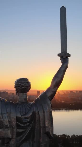 Monumento a la Madre Patria en Kiev, Ucrania. Vídeo vertical — Vídeos de Stock