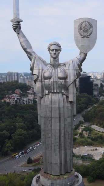 Пам'ятник Батьківщині в Києві, Україна. Вертикальне відео — стокове відео