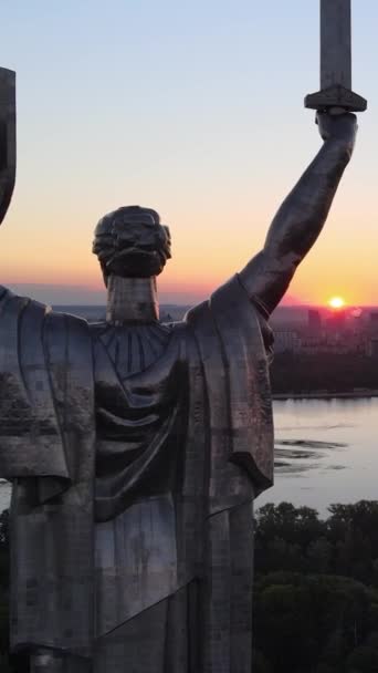 Μνημείο Μητρικής Γης στο Κίεβο της Ουκρανίας. Κάθετη βίντεο — Αρχείο Βίντεο