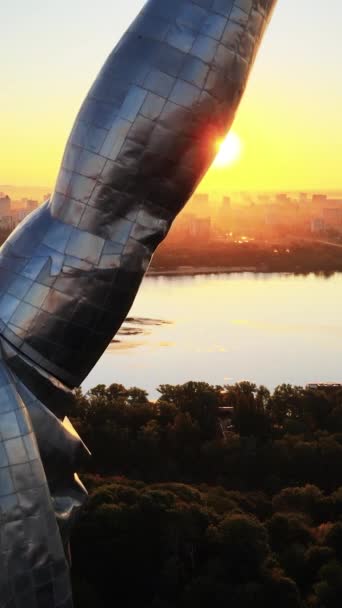 Monumen Tanah Air di Kyiv, Ukraina. Video vertikal — Stok Video