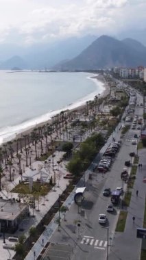 Antalya, Türkiye - deniz kıyısında bir tatil köyü. Dikey video