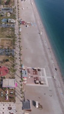 Antalya, Türkiye - deniz kıyısında bir tatil köyü. Dikey video