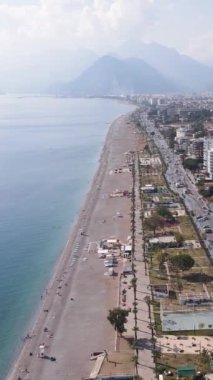 Antalya, Türkiye - deniz kıyısında bir tatil köyü. Dikey video