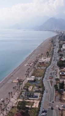 Antalya, Türkiye - deniz kıyısında bir tatil köyü. Dikey video