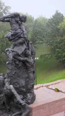 Kiev, Ukrayna: Babi Yar. Yahudilerin toplu katliamı anısına. Dikey video
