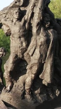 Kiev, Ukrayna: Babi Yar. Yahudilerin toplu katliamı anısına. Dikey video