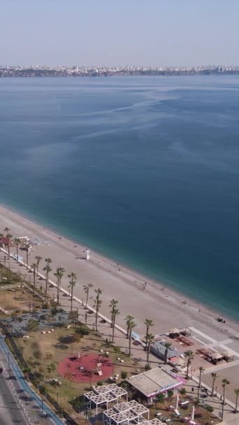 Antalya, Turquie - une ville balnéaire au bord de la mer. Vidéo verticale — Video