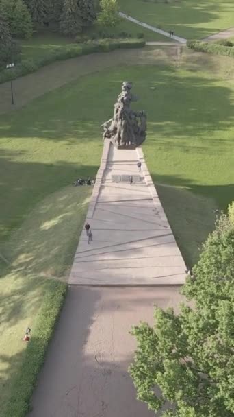 Kijev, Ukrajna: Babi Yar. Zsidók tömeggyilkossága emlékére. Függőleges videó — Stock videók