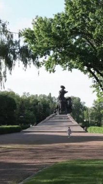 Kiev, Ukrayna: Babi Yar. Yahudilerin toplu katliamı anısına. Dikey video