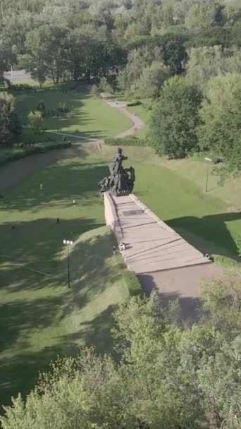 Kiev, Ucrânia: Babi Yar. Homicídio em massa de judeus. Vídeo vertical — Vídeo de Stock