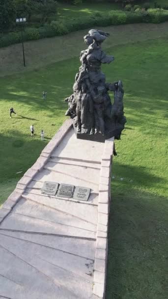 Киев, Украина: Бабий Яр. Мемориал массового убийства евреев. Вертикальное видео — стоковое видео