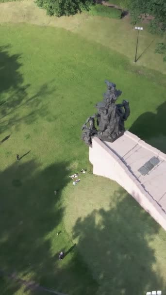 Kiev, Ukraina: Babi Yar. Minnesmassmord på judar. Vertikal video — Stockvideo