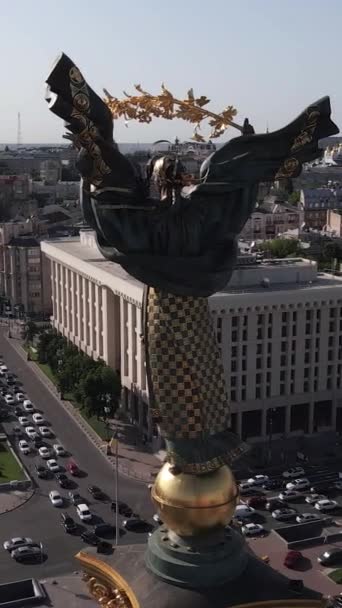 ウクライナのキエフにある独立広場の記念碑。垂直ビデオ — ストック動画