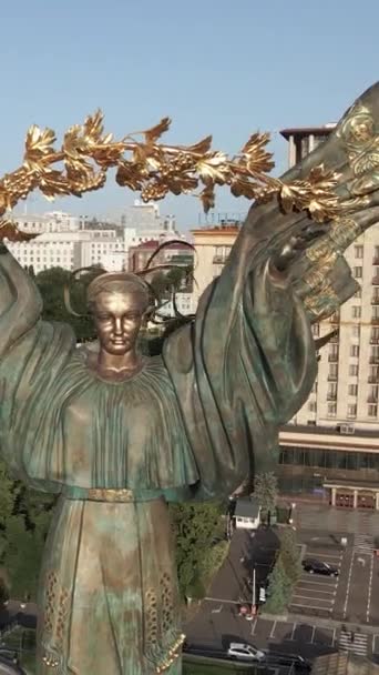 Monumento na Praça da Independência em Kiev, Ucrânia. Vídeo vertical — Vídeo de Stock