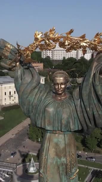 Denkmal auf dem Unabhängigkeitsplatz in Kiew, Ukraine. Vertikales Video — Stockvideo