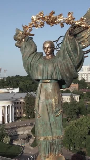 Ukrayna, Kyiv 'deki Independence Meydanı' ndaki anıt. Dikey video — Stok video