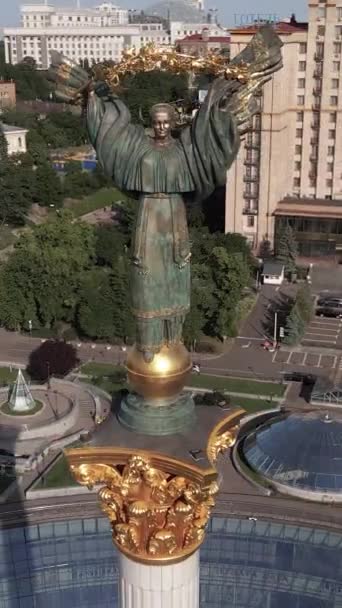 Monument på Självständighetstorget i Kiev, Ukraina. Vertikal video — Stockvideo