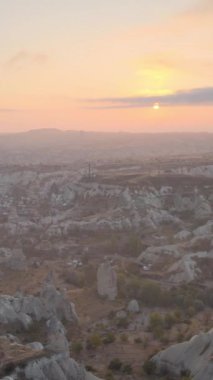 Güneş, Goreme 'in üzerinde. Kapadokya, Türkiye. Dikey video