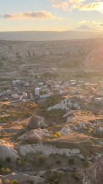 Güneş, Goreme 'in üzerinde. Kapadokya, Türkiye. Dikey video