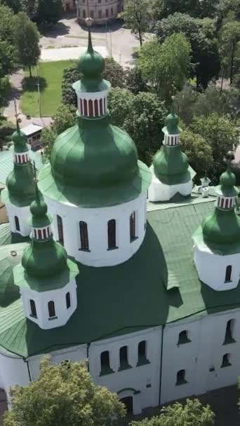 Kiev. Oekraïne: St. Cyril kerk in Kiev. Oekraïne. Verticale video — Stockvideo