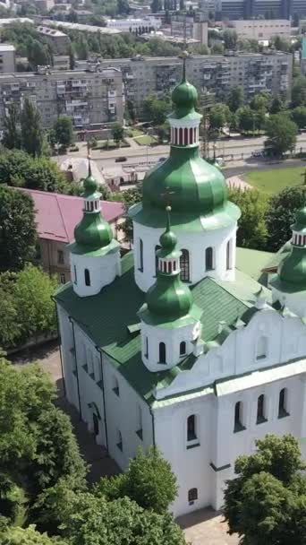 Kiev. Ucrania: Iglesia de San Cirilo en Kiev. Ucrania. Vídeo vertical — Vídeos de Stock