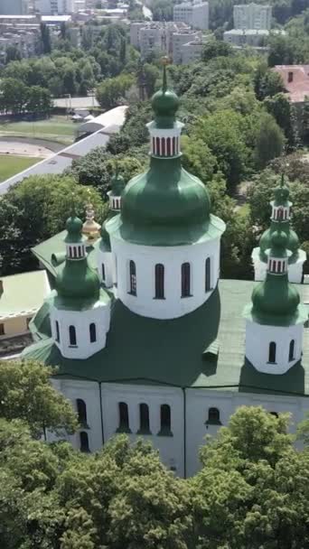 Kyiv. Ukrayna: Kyiv 'deki Aziz Cyril Kilisesi. Ukrayna. Dikey video — Stok video