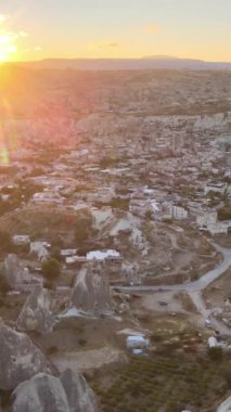 Güneş, Goreme 'in üzerinde. Kapadokya, Türkiye. Dikey video