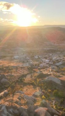 Güneş, Goreme 'in üzerinde. Kapadokya, Türkiye. Dikey video