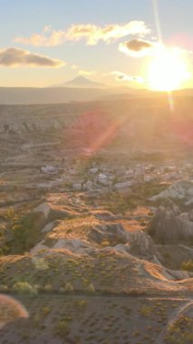 Güneş, Goreme 'in üzerinde. Kapadokya, Türkiye. Dikey video