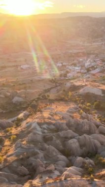 Güneş, Goreme 'in üzerinde. Kapadokya, Türkiye. Dikey video