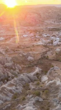 Güneş, Goreme 'in üzerinde. Kapadokya, Türkiye. Dikey video
