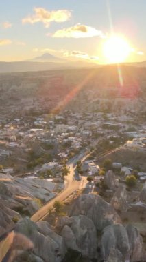 Güneş, Goreme 'in üzerinde. Kapadokya, Türkiye. Dikey video