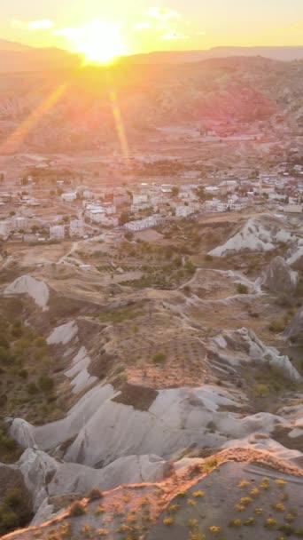 Slunce nad Goreme. Cappadocia, Turecko. Svislé video — Stock video