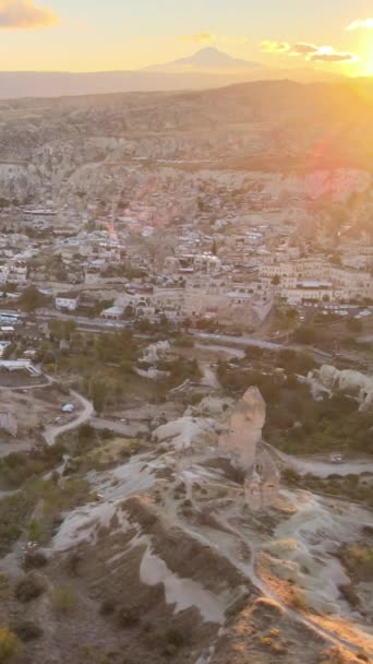 Сонце над Горем. Каппадокія, Туреччина. Вертикальне відео — стокове відео