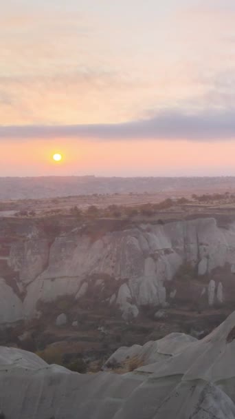 Güneş, Goreme 'in üzerinde. Kapadokya, Türkiye. Dikey video — Stok video