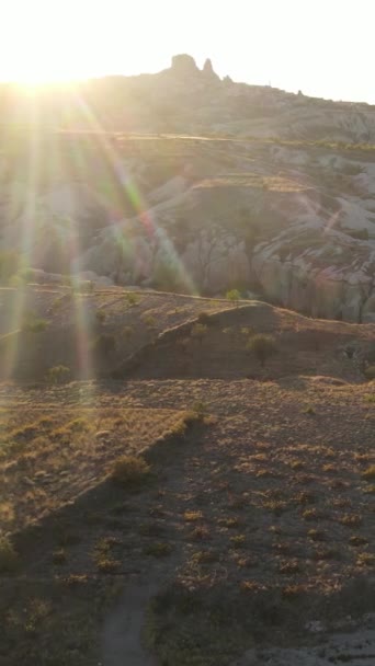 Slunce nad Goreme. Cappadocia, Turecko. Svislé video — Stock video