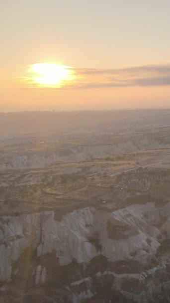 Sol sobre Goreme. Capadocia, Turquía. Vídeo vertical — Vídeo de stock
