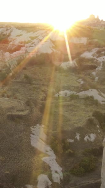 Slunce nad Goreme. Cappadocia, Turecko. Svislé video — Stock video