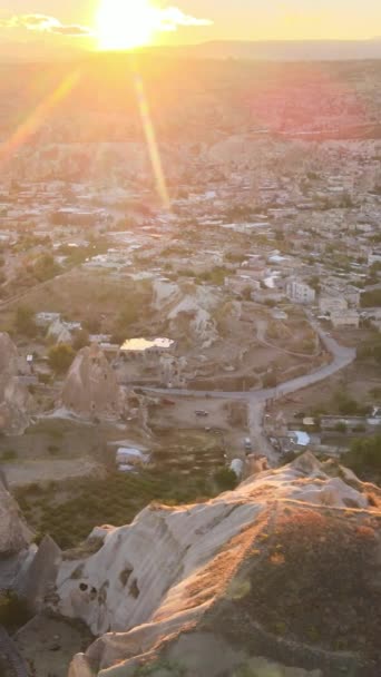 Sol sobre Goreme. Capadócia, Turquia. Vídeo vertical — Vídeo de Stock