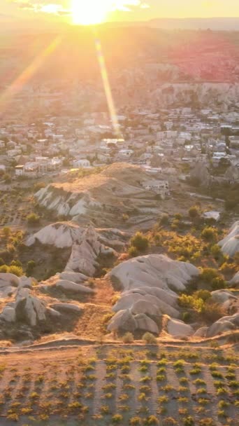 Сонце над Горем. Каппадокія, Туреччина. Вертикальне відео — стокове відео