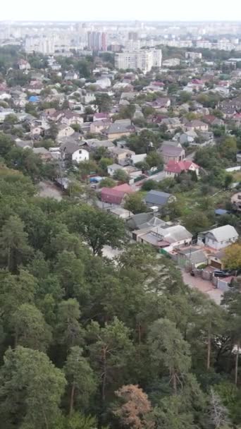 都市と森の境界線の空中ビュー。垂直ビデオ — ストック動画