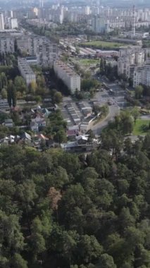 Metropolis ve orman sınırının havadan görüntüsü. Dikey video