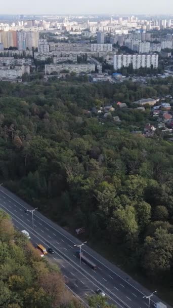 Letecký pohled na hranici metropole a lesa. Svislé video — Stock video