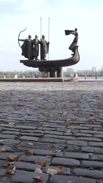 Μνημείο των ιδρυτών της πόλης Κίεβο. Κάθετη βίντεο — Αρχείο Βίντεο