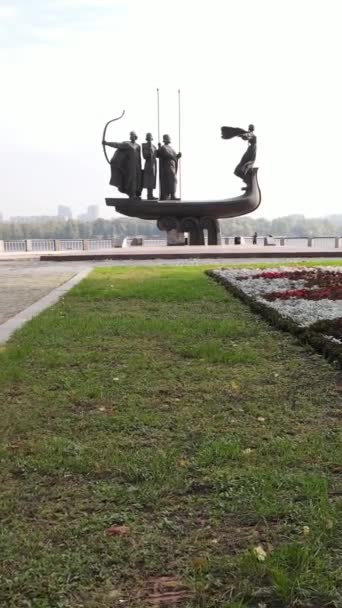 Monument to the founders of the city Kyiv. Vertical video — Stock Video