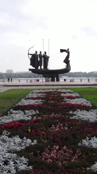 Monument to the founders of the city Kyiv. Vertical video — Stock Video