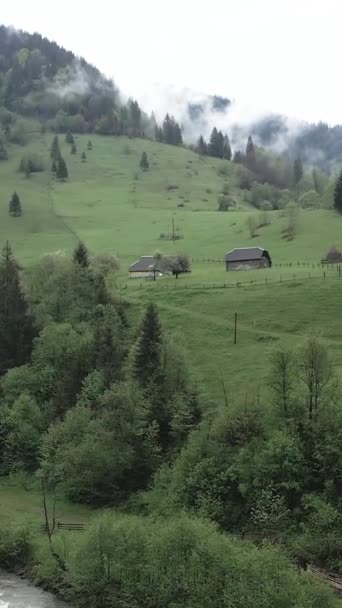 Ukrajina, Karpaty: Dům v horách. Svislé video — Stock video