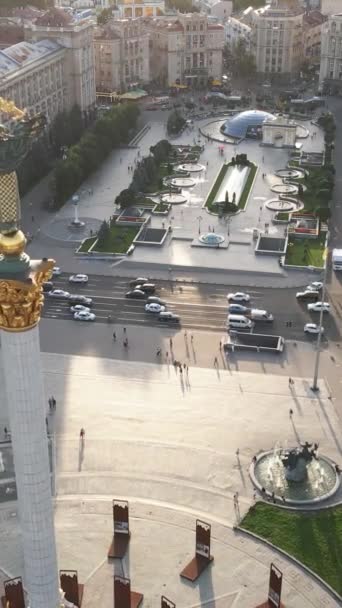 Київ, Україна: Площа Незалежності, Майдан. Вертикальне відео — стокове відео